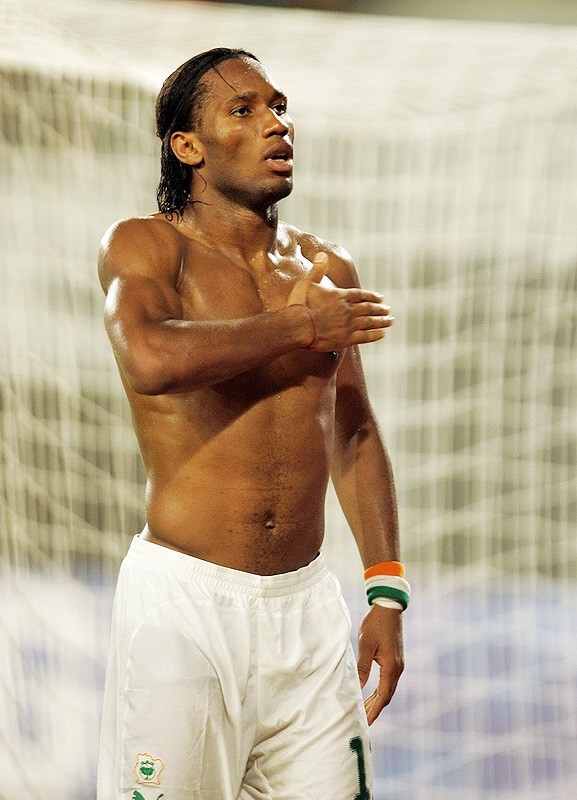 Màn ăn mừng quen thuộc của Drogba trong trận thắng Guinea tại CAN 2008